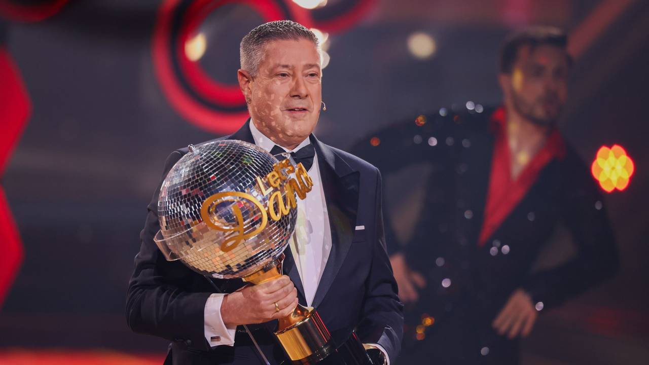 Joachim Llambi, Jurymitglied, präsentiert den Pokal in der RTL-Tanzshow «Let's Dance» im Coloneum.