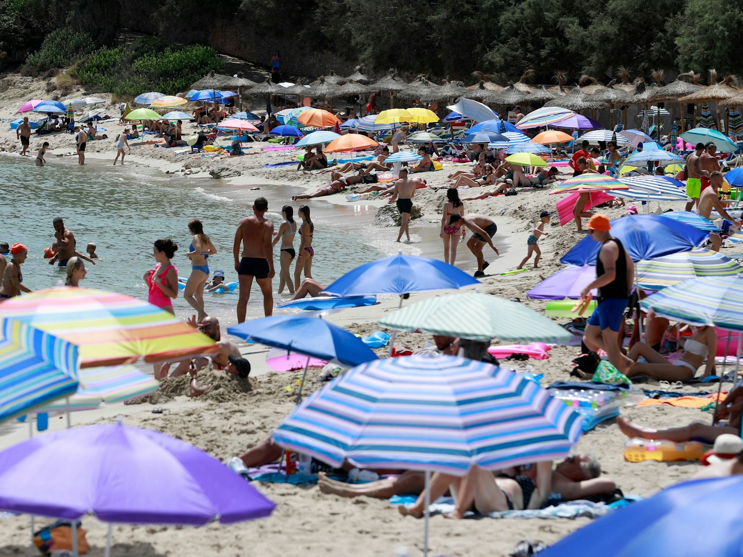 Menschen schwimmen und sonnen sich am Strand Cala Ratjada auf Mallorca (Archiv 2022): Mehrere Leichen wurden an die Strände der Insel gespült.