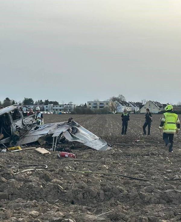 Polizei und Feuerwehr steht an der Absturzstelle eines Segelflugzeuges.