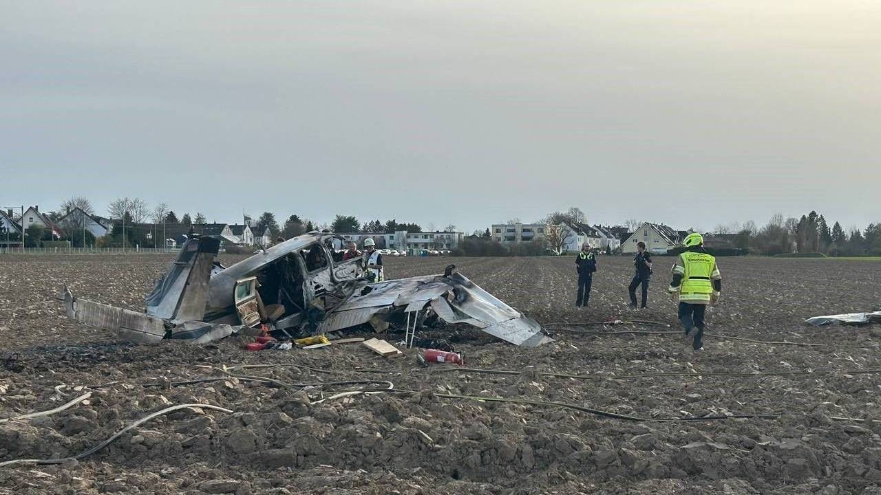 Polizei und Feuerwehr steht an der Absturzstelle eines Segelflugzeuges.