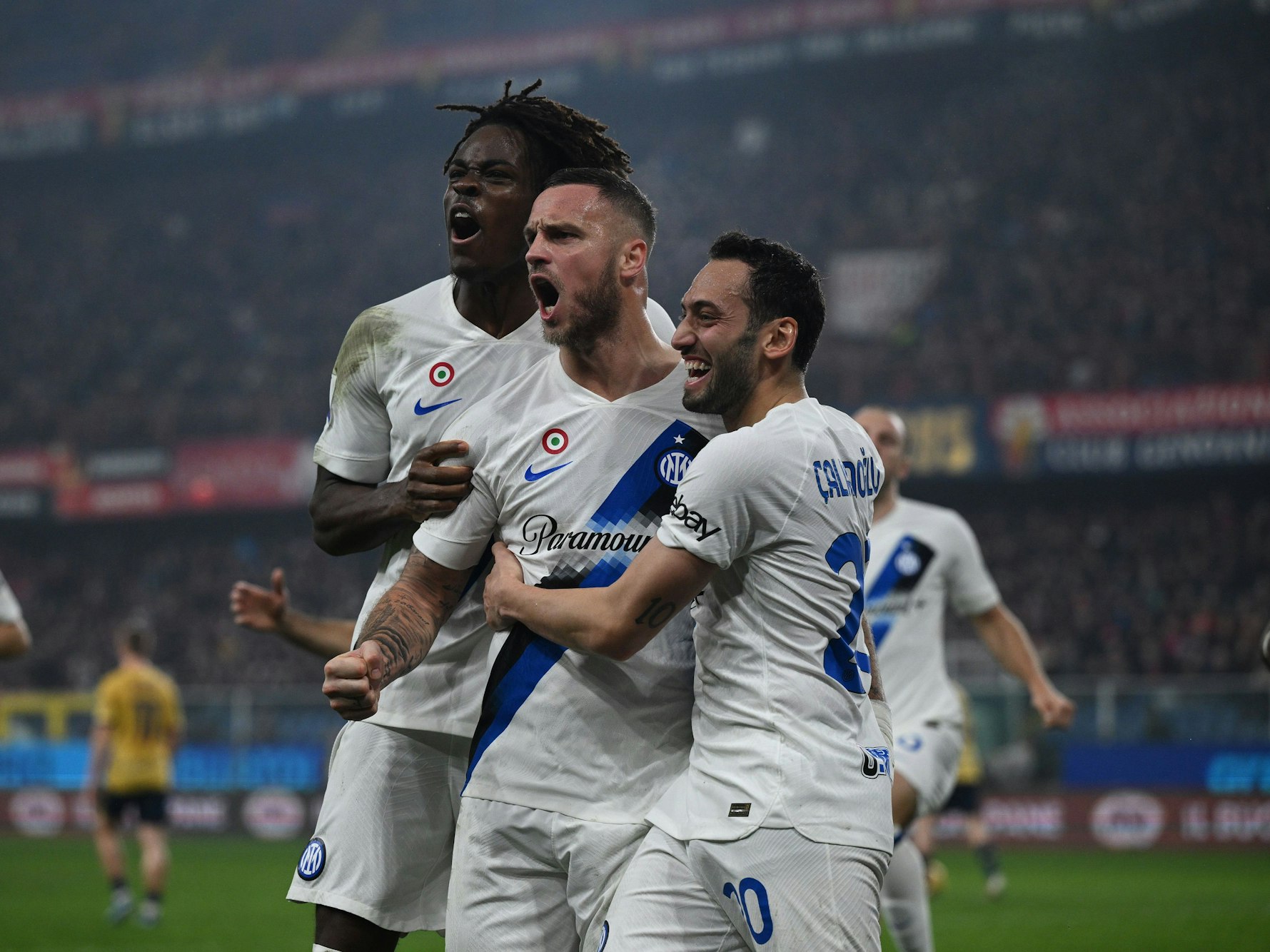 Marko Arnautovic feiert sein Tor für Inter Mailand mit Yann Aurel Bisseck und Hakan Calhanoglu. (Foto: 29. Dezember 2023)