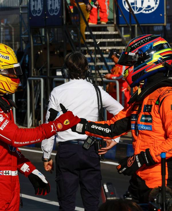 Lewis Hamilton schlägt mit Oscar Piastri ein.