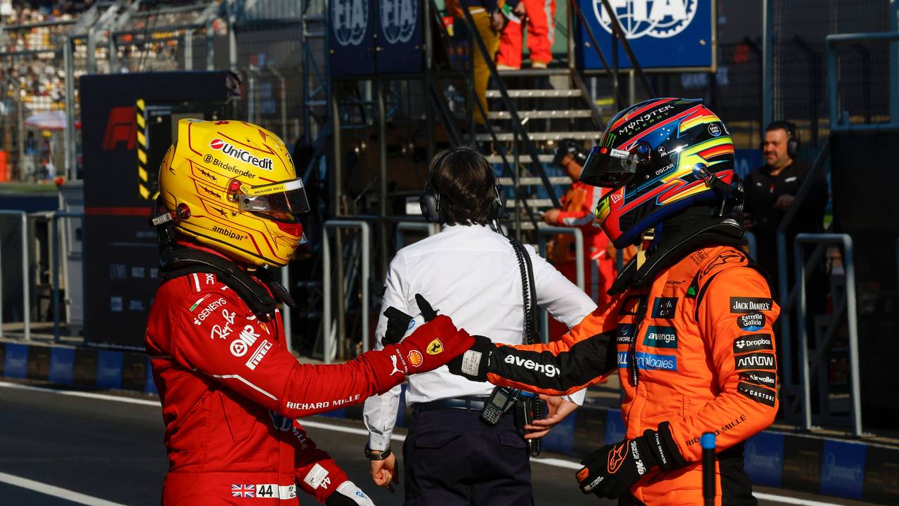 Lewis Hamilton schlägt mit Oscar Piastri ein.