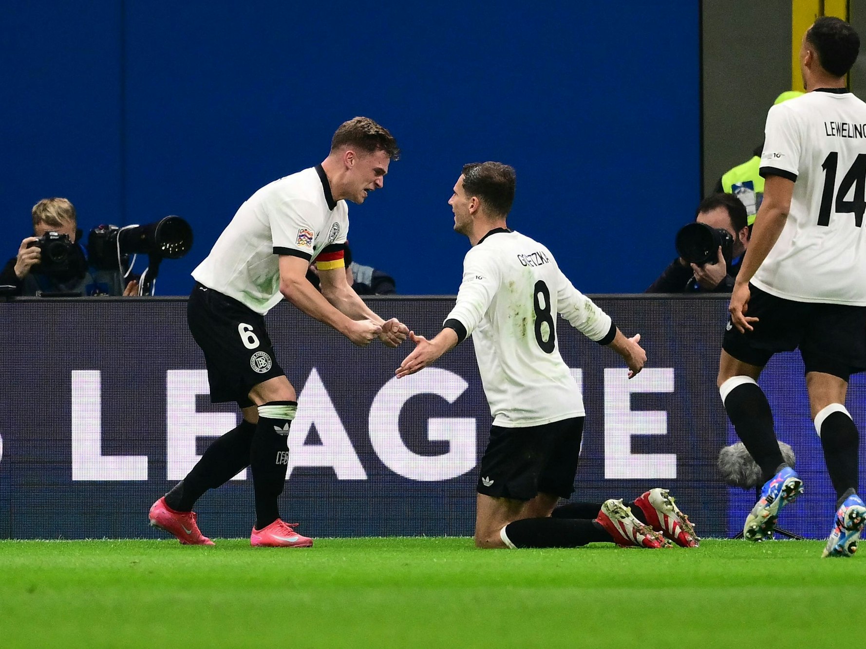 Joshua Kimmich jubelt mit Leon Goretzka.