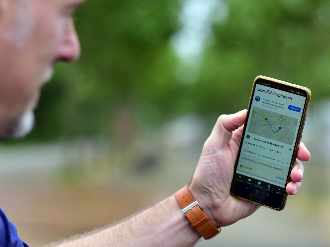 Blick auf die App Komoot (Archivbild): Das Potsdamer Tech-Unternehmen wird nun verkauft.