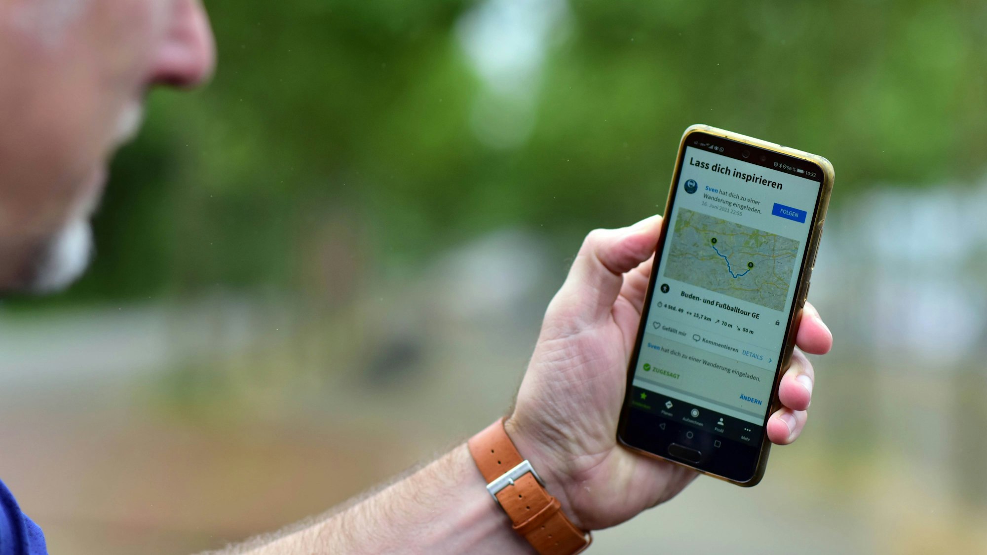 Blick auf die App Komoot (Archivbild): Das Potsdamer Tech-Unternehmen wird nun verkauft.