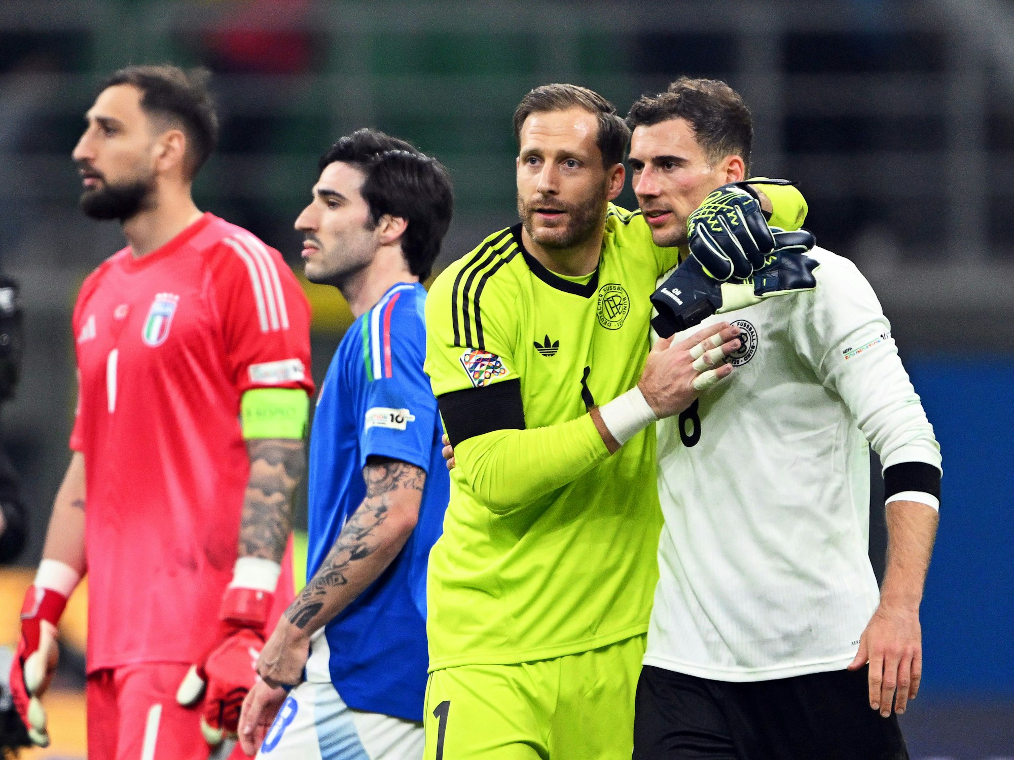 Deutschlands Spieler Leon Goretzka (r.) und Torhüter Oliver Baumann (2.v.r.) jubeln nach dem Sieg.