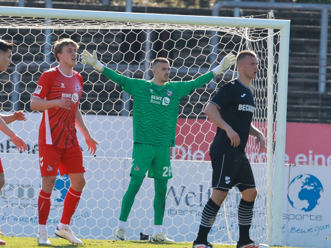 Torhüter Anthony Racioppi (1. FC Köln) in Aktion gegen Verl.