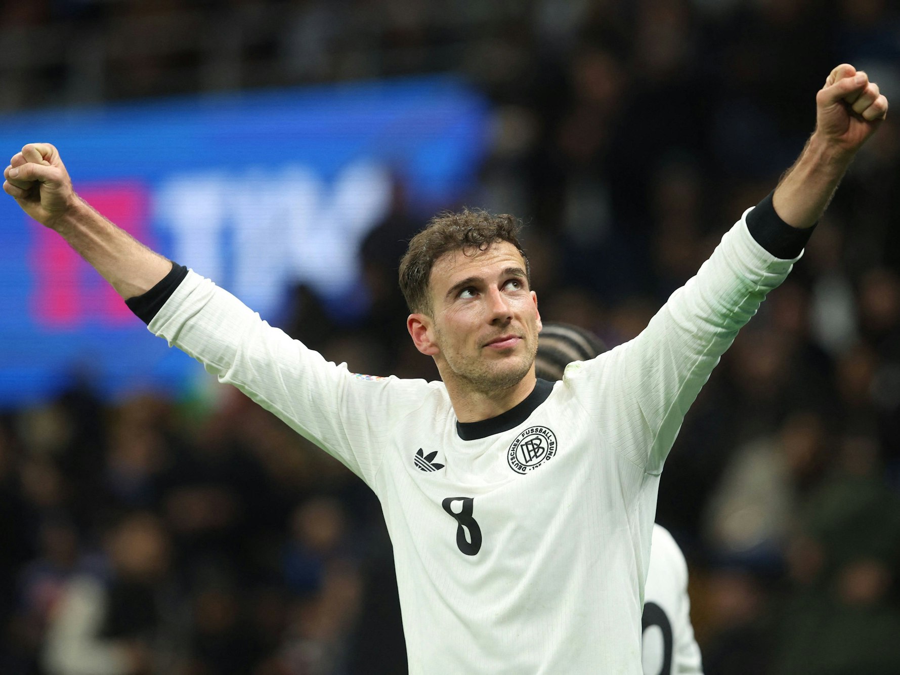 Leon Goretzka reckt die Fäuste in die Luft.