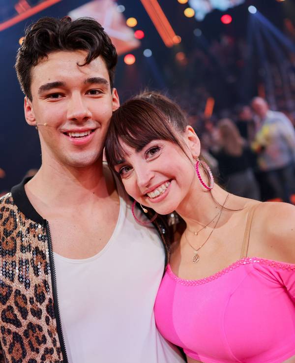 Diego Pooth, Influencer, und Ekaterina Leonova, Profitänzerin, stehen in der RTL-Tanzshow „Let's Dance“ im Coloneum.