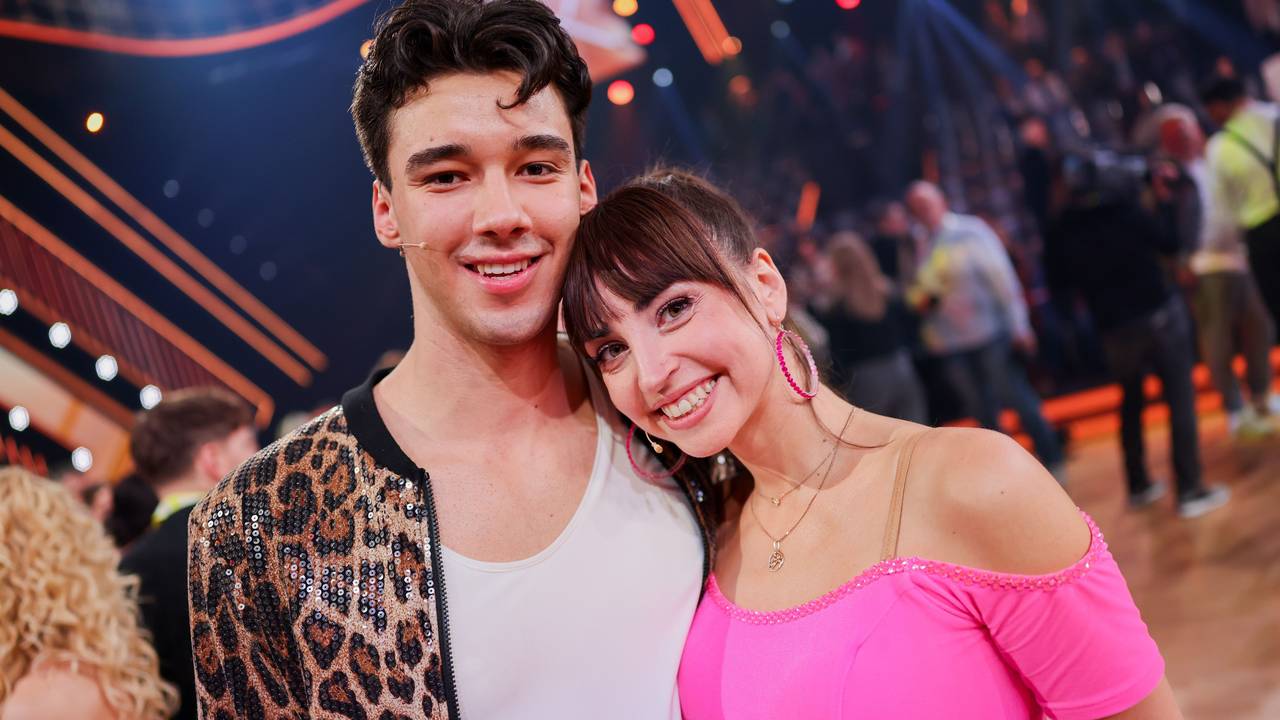 Diego Pooth, Influencer, und Ekaterina Leonova, Profitänzerin, stehen in der RTL-Tanzshow „Let's Dance“ im Coloneum.