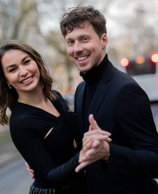 Renata und Valentin Lusin stehen vor einem Hotel. Die beiden "Let's Dance"-Tänzer bringen eine Biografie heraus.