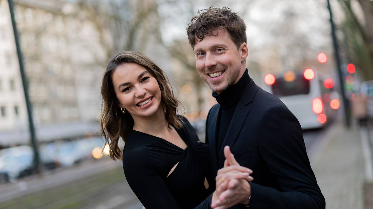 Renata und Valentin Lusin stehen vor einem Hotel. Die beiden "Let's Dance"-Tänzer bringen eine Biografie heraus.