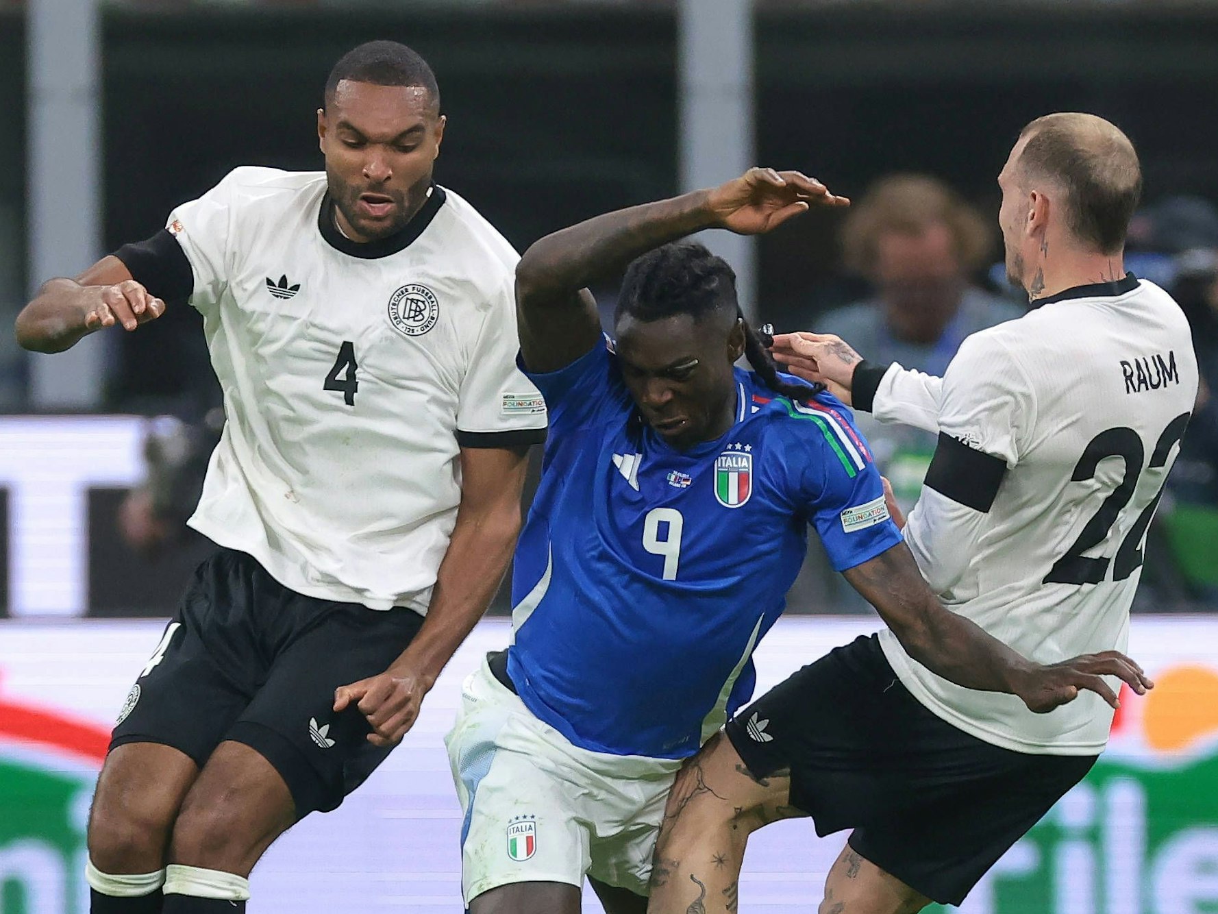 David Raum und Jonathan Tah kämpfen mit Moise Kean um den Ball.