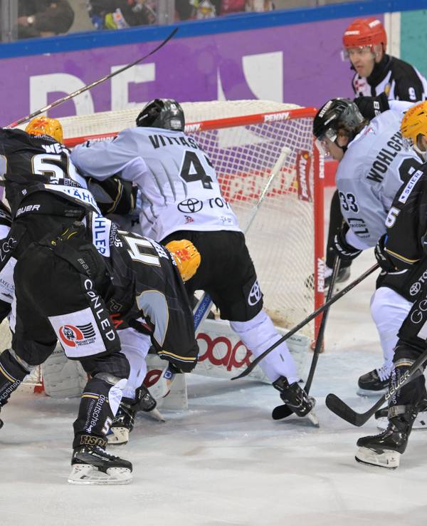Die Profis der Kölner Haie und der Fischtown Pinguins im Spiel.