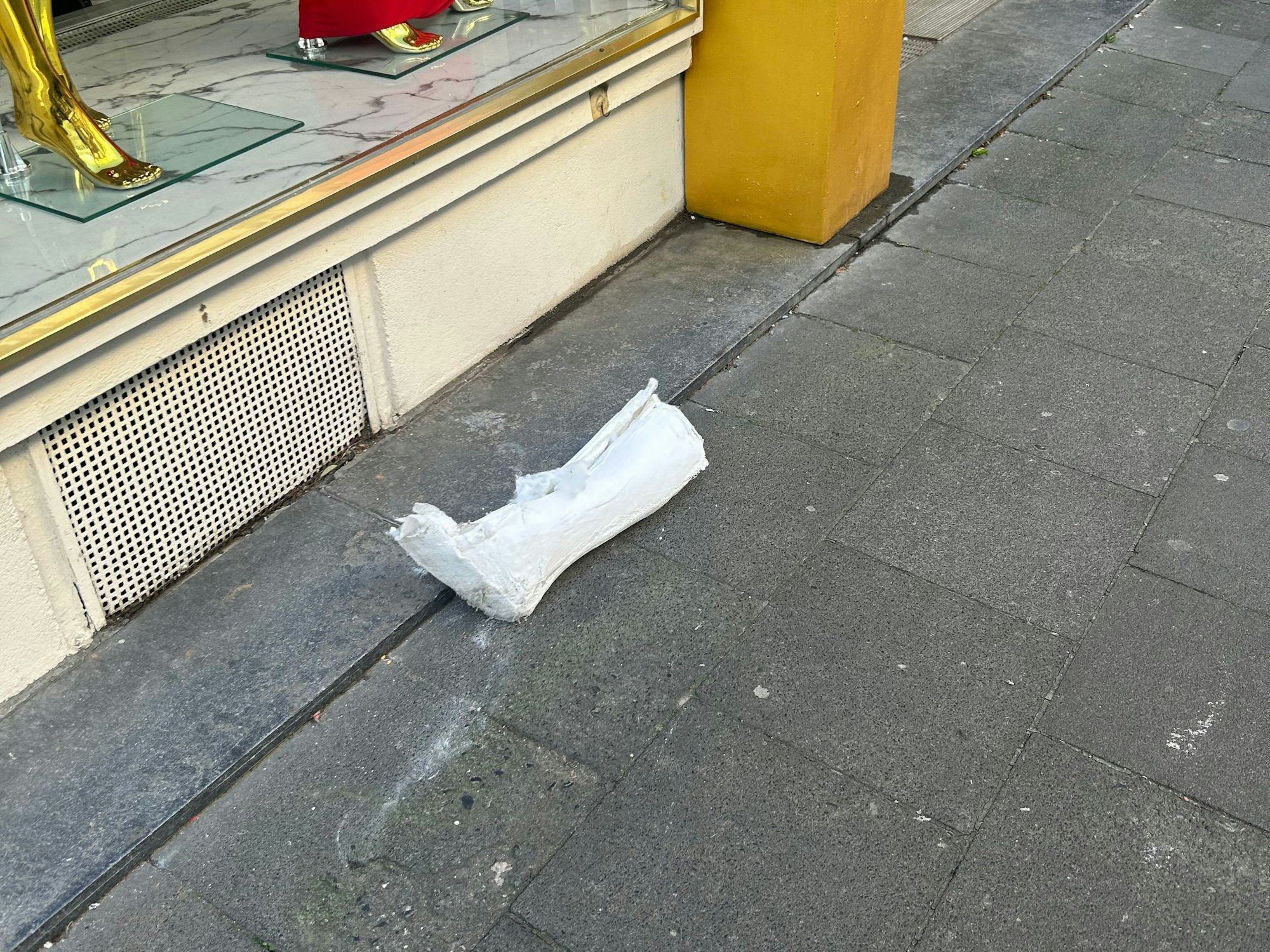 Auf der Pfeilstraße wurde am Freitagmorgen ein Gipsfuß auf dem Gehweg gefunden.