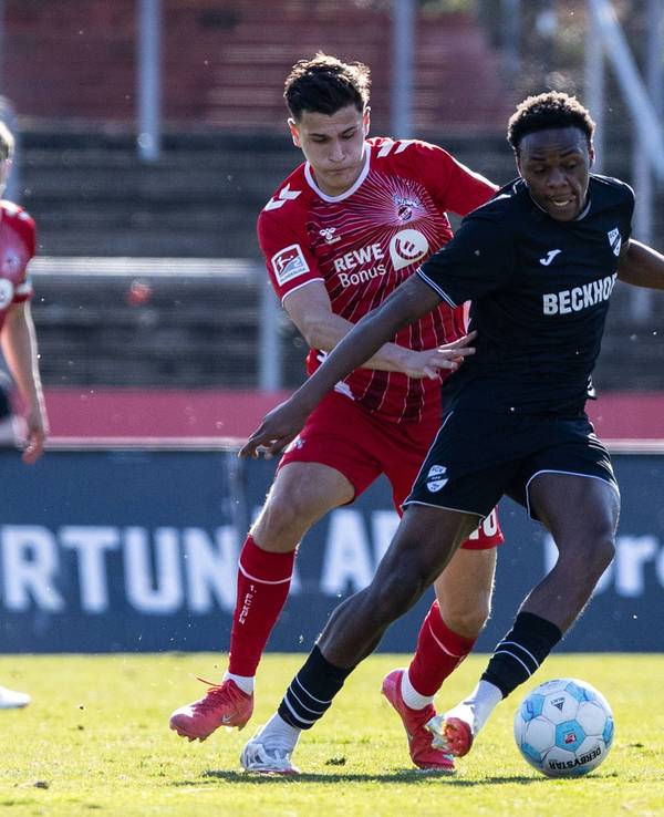 Chilohem Onuoha im Zweikampf gegen Emin Kujovic während des FC-Tests gegen Verl.