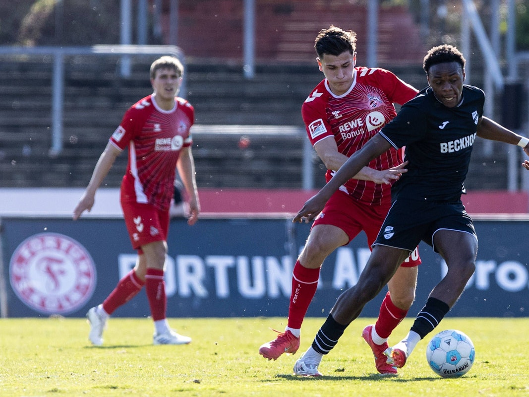 Chilohem Onuoha im Zweikampf gegen Emin Kujovic während des FC-Tests gegen Verl.