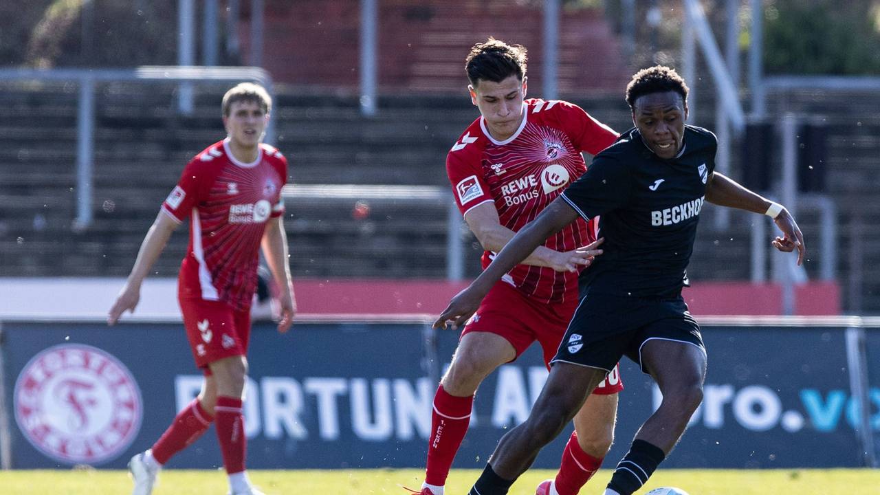 Chilohem Onuoha im Zweikampf gegen Emin Kujovic während des FC-Tests gegen Verl.