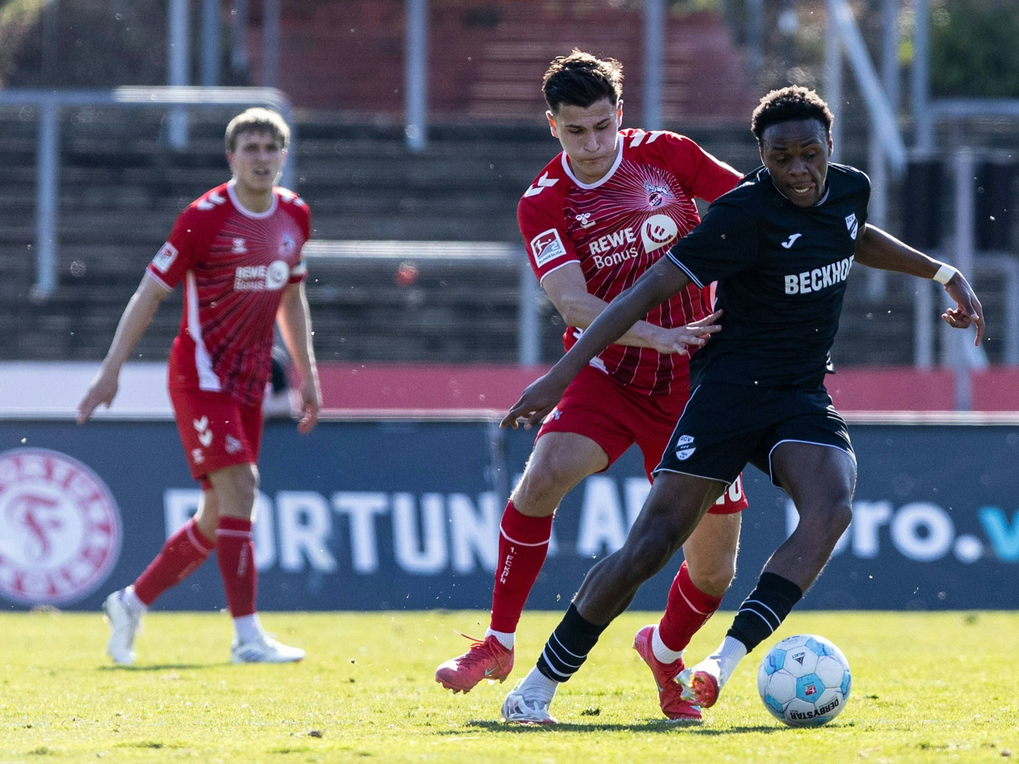Chilohem Onuoha im Zweikampf mit Emin Kujovic.