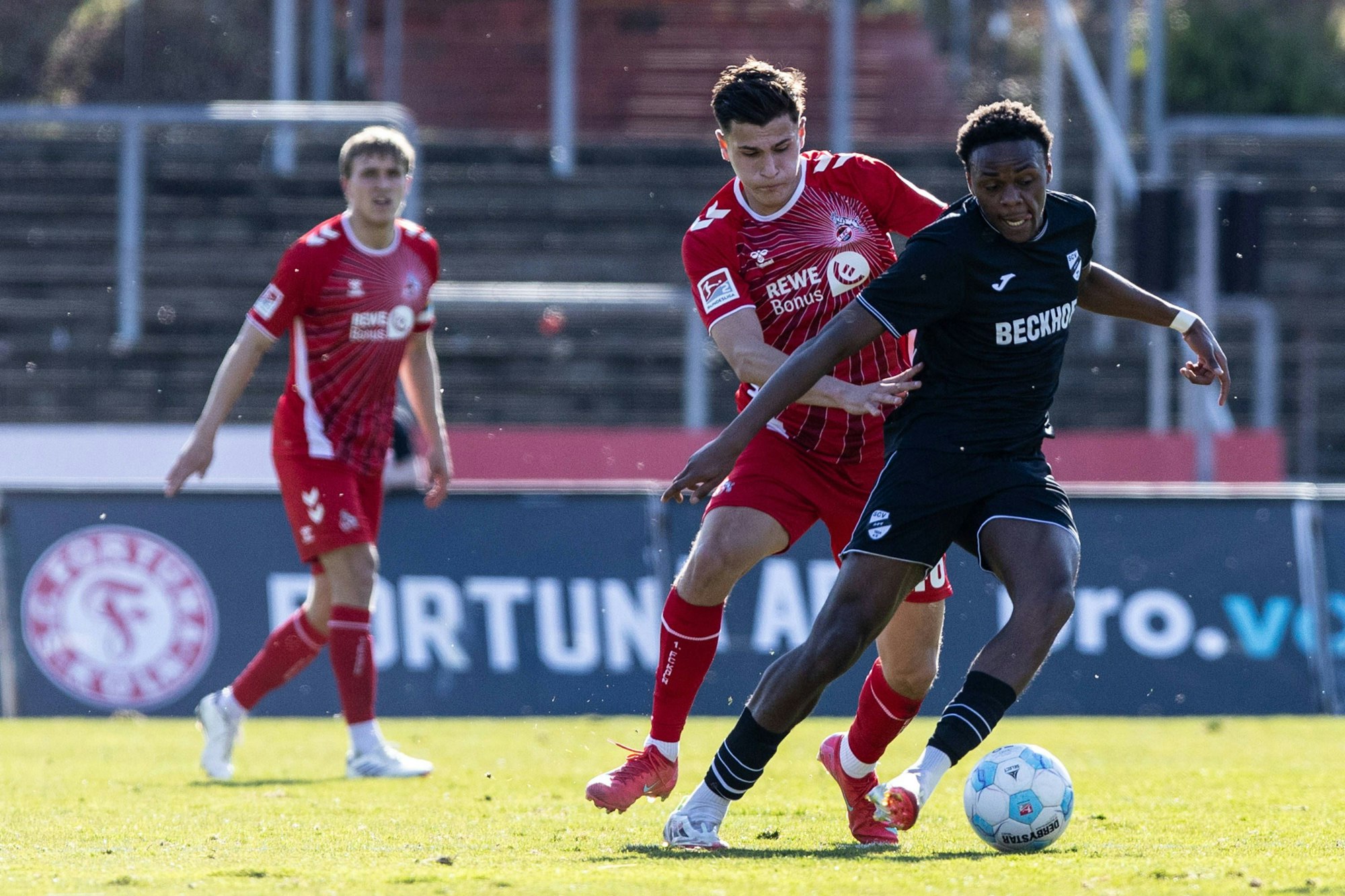 Chilohem Onuoha im Zweikampf mit Emin Kujovic.