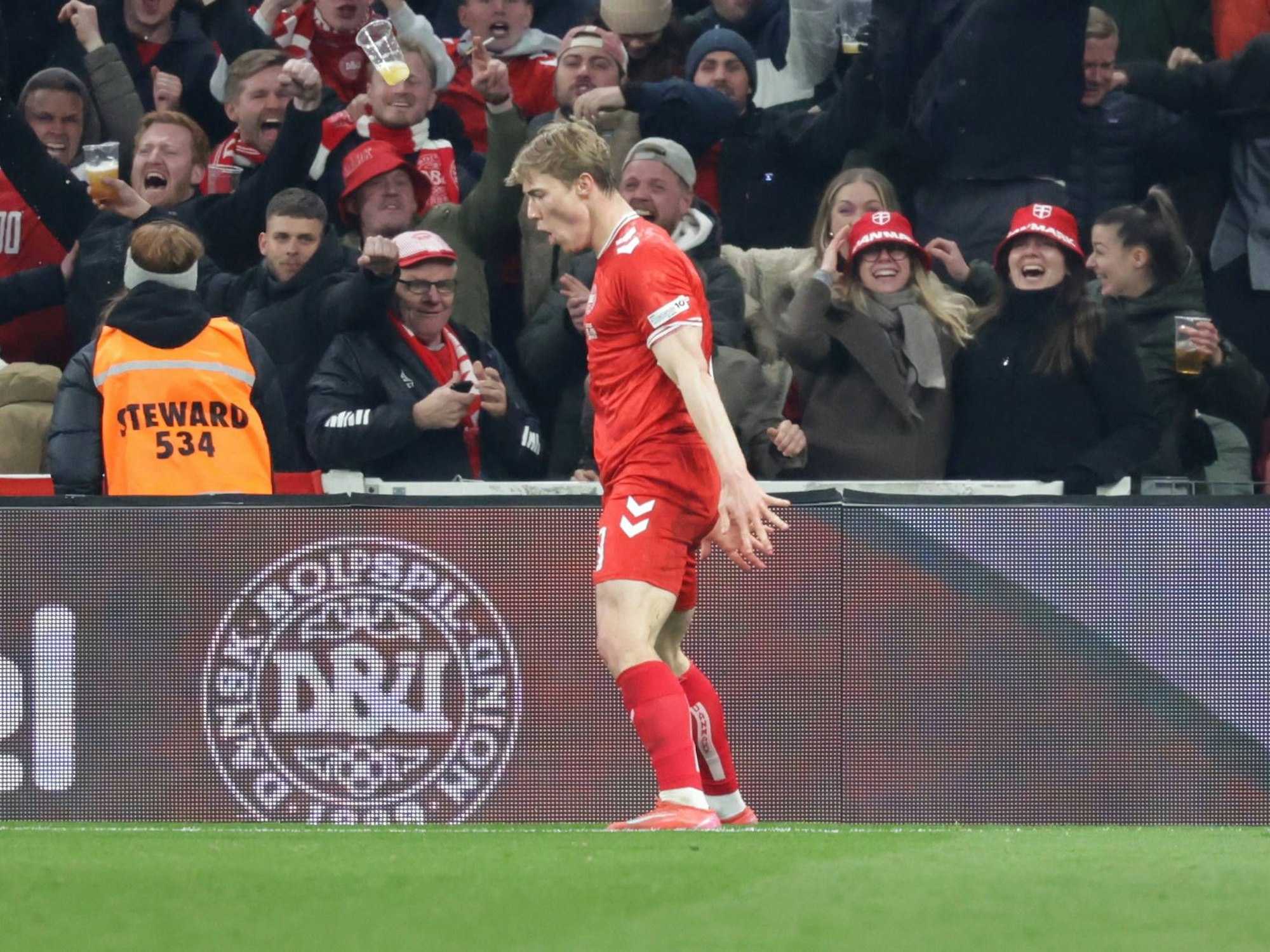 Rasmus Höjlund trifft zum Siegtreffer Dänemarks gegen Portugal.