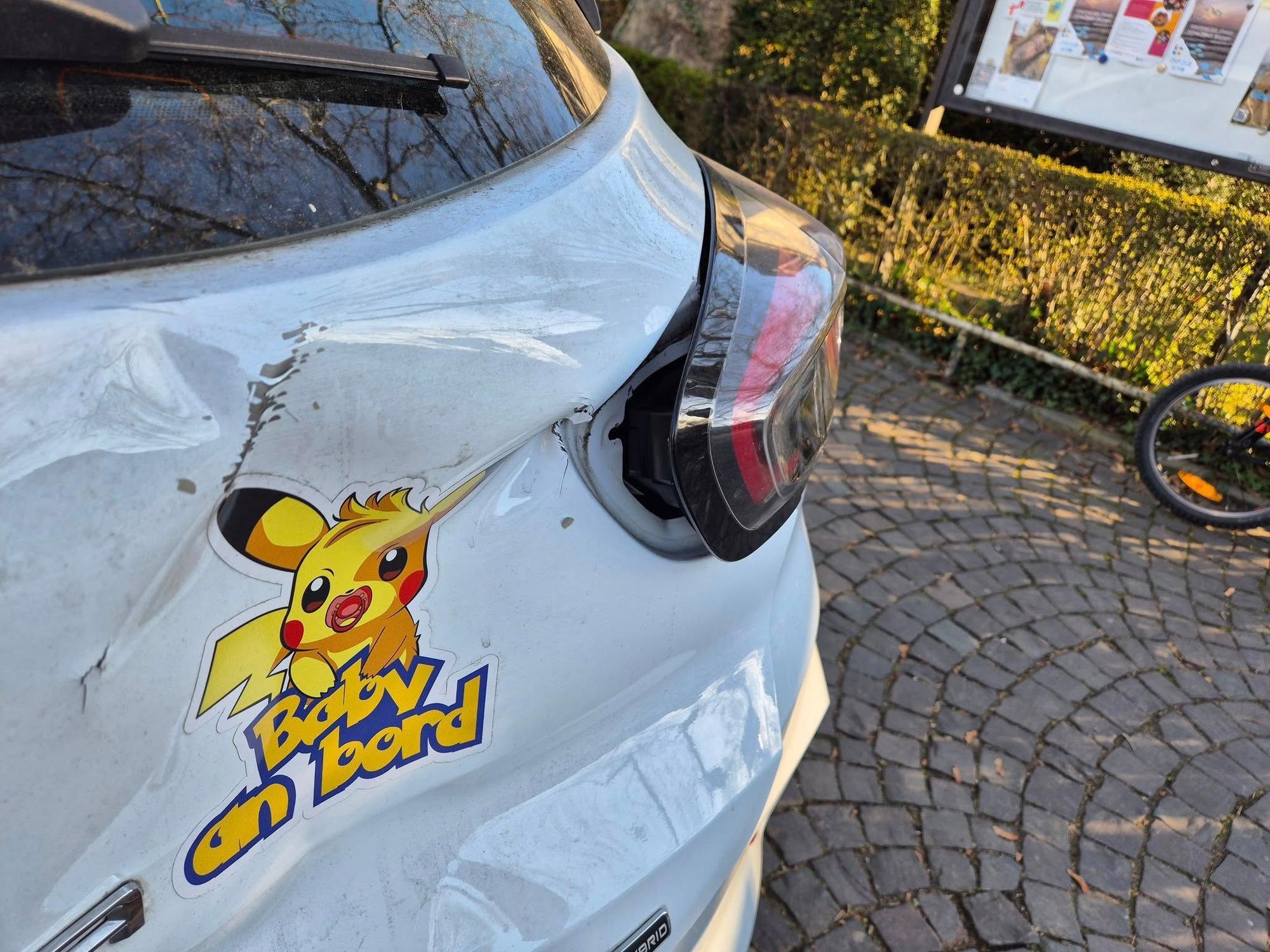 In einer Kofferraumklappe ist eine riesige Delle.