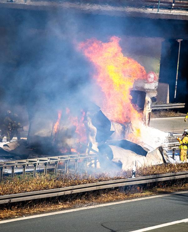 Ein Gefahrgutlastwagen ist auf der Autobahn 44 bei Soest in Brand geraten. Der Lastwagen hatte nach Angaben der Einsatzkräfte unter anderem leicht brennbares Methanol und weitere gefährliche Stoffe geladen.