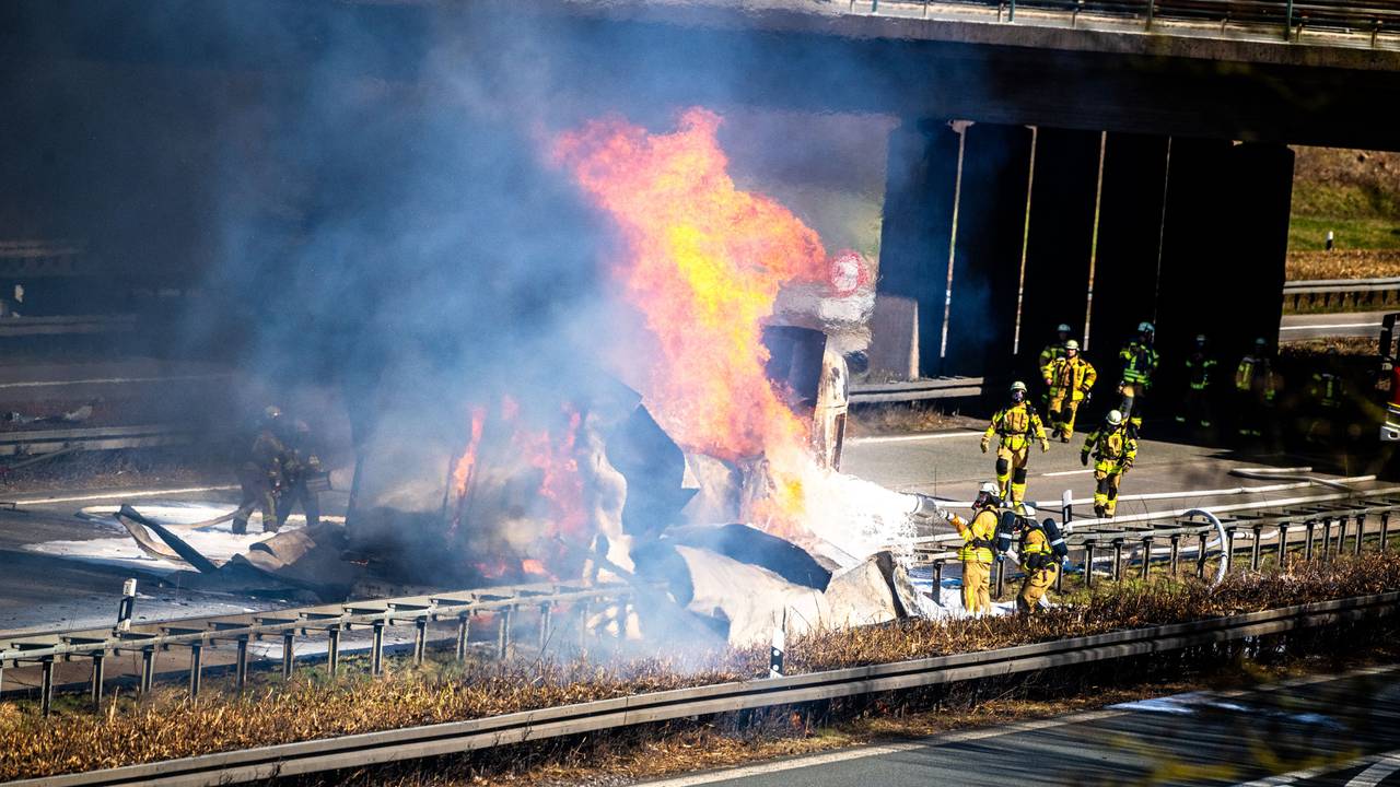 Ein Gefahrgutlastwagen ist auf der Autobahn 44 bei Soest in Brand geraten. Der Lastwagen hatte nach Angaben der Einsatzkräfte unter anderem leicht brennbares Methanol und weitere gefährliche Stoffe geladen.