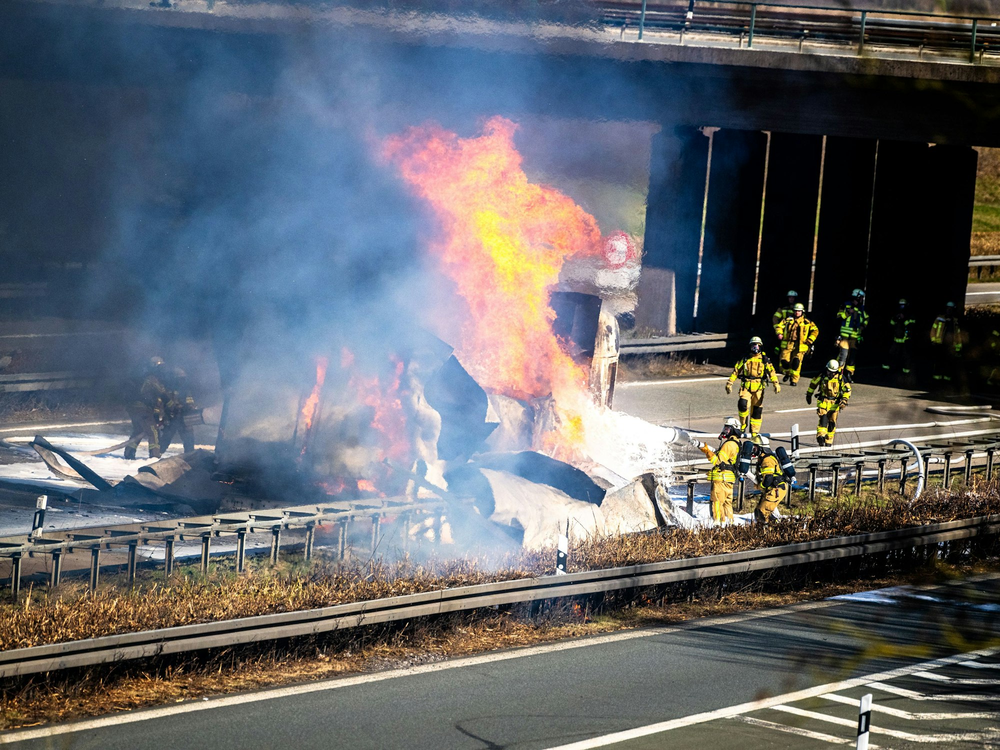 Ein Gefahrgutlastwagen ist auf der Autobahn 44 bei Soest in Brand geraten. Der Lastwagen hatte nach Angaben der Einsatzkräfte unter anderem leicht brennbares Methanol und weitere gefährliche Stoffe geladen.