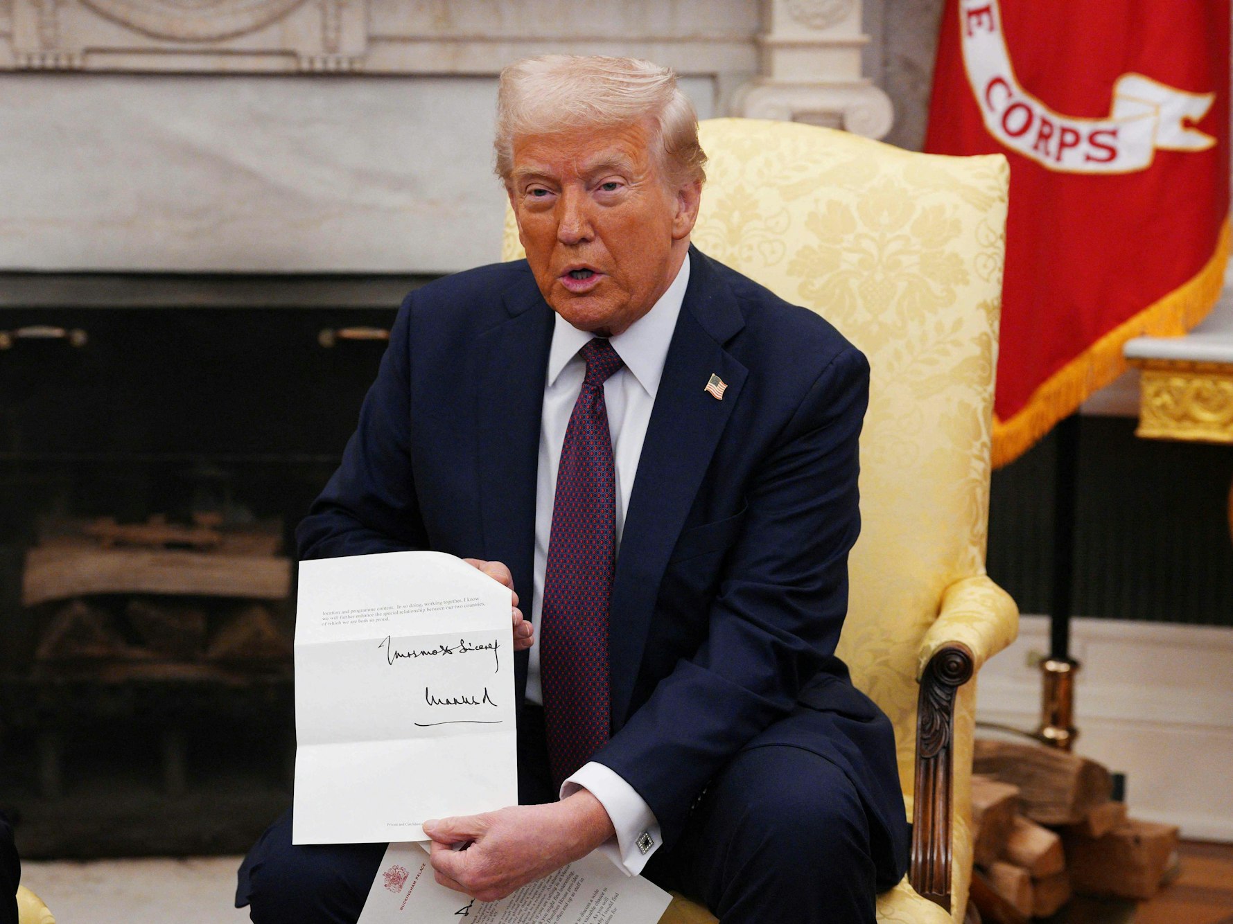 US-Präsident Donald Trump hält den Brief vom britischen König Charles in der Hand, überreicht am 27. Februar vom britischen Premier Keir Starmer.