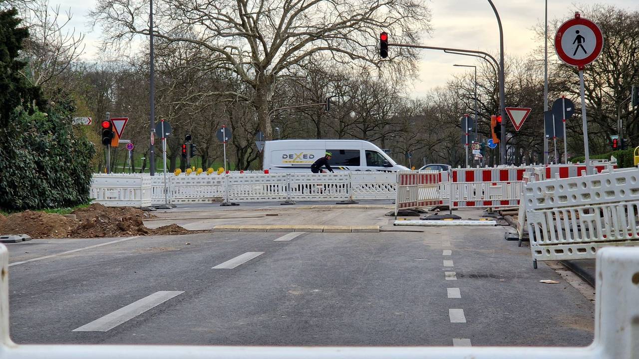 Die Baustelle in Köln auf der Bachemer Straße an der Kreuzung zur Universitätsstraße am Samstag (22. März 2025).