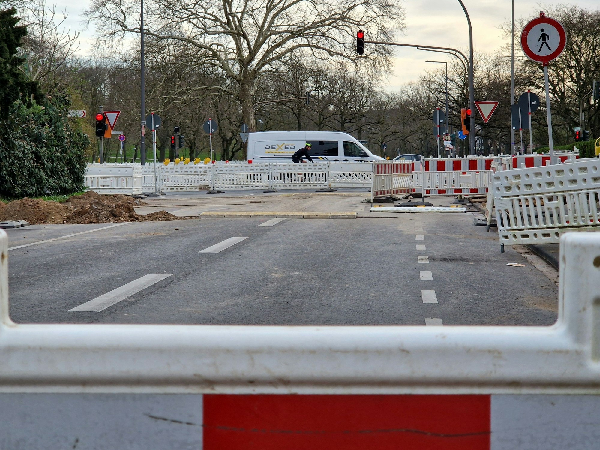 Die Baustelle in Köln auf der Bachemer Straße an der Kreuzung zur Universitätsstraße am Samstag (22. März 2025).