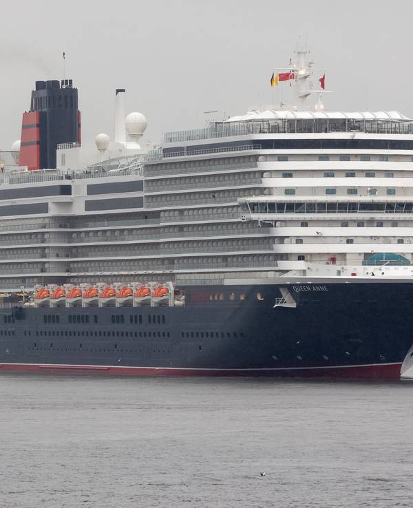 Das Kreuzfahrtschiff "Queen Anne" läuft beim Erstanlauf in den Hamburger Hafen ein. Am Abend soll das Schiff gegen 19.00 Uhr Hamburg wieder verlassen.