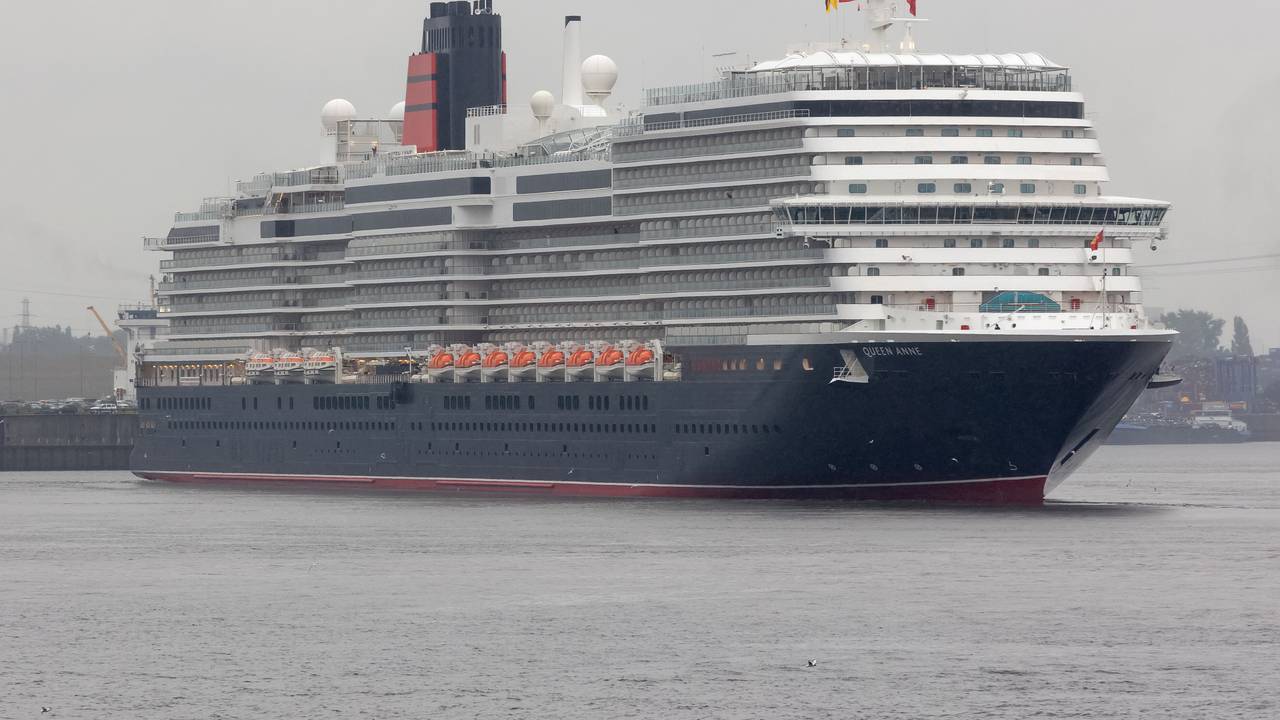Das Kreuzfahrtschiff "Queen Anne" läuft beim Erstanlauf in den Hamburger Hafen ein. Am Abend soll das Schiff gegen 19.00 Uhr Hamburg wieder verlassen.