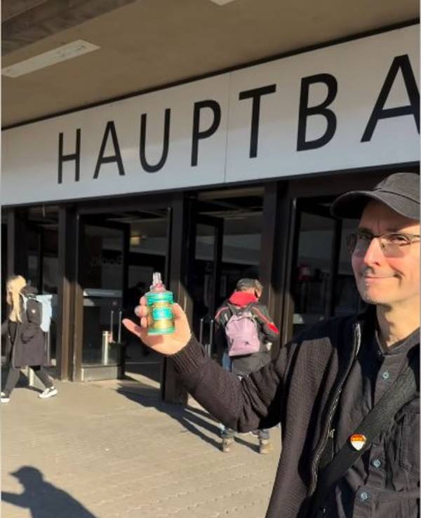 Der Kölner Kriminalbiologe Mark Benecke mit einer „4711“-Flasche am Düsseldorfer Hauptbahnhof.
