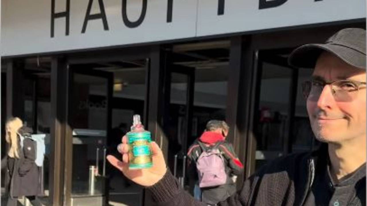 Der Kölner Kriminalbiologe Mark Benecke mit einer „4711“-Flasche am Düsseldorfer Hauptbahnhof.