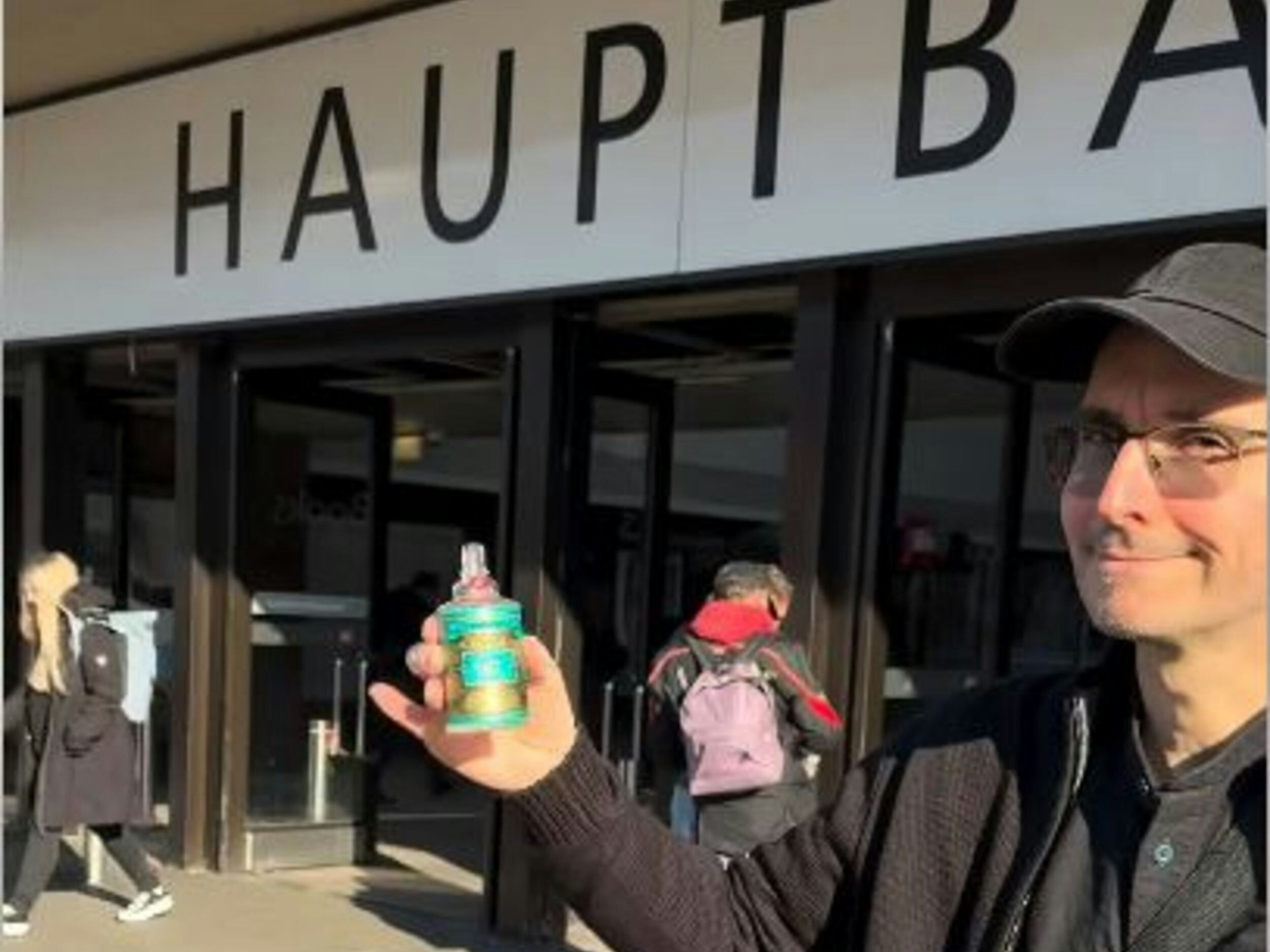 Der Kölner Kriminalbiologe Mark Benecke mit einer „4711“-Flasche am Düsseldorfer Hauptbahnhof.