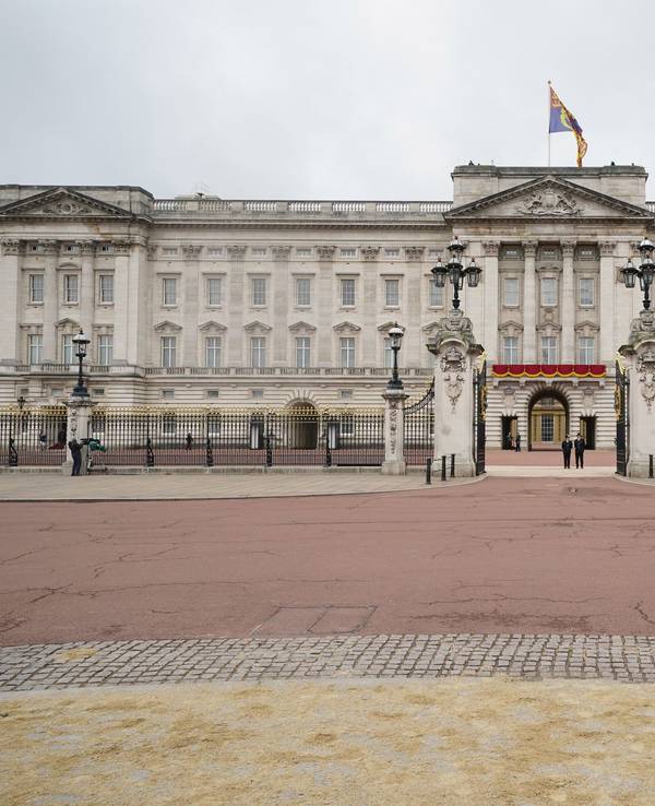 Die roten Balkonvorhänge werden am Buckingham Palace angebracht, bevor die Mitglieder der königlichen Familie nach der „Trooping the Colour“-Zeremonie auf der Horse Guards Parade erscheinen, wo König Charles III. seinen offiziellen Geburtstag feiert.