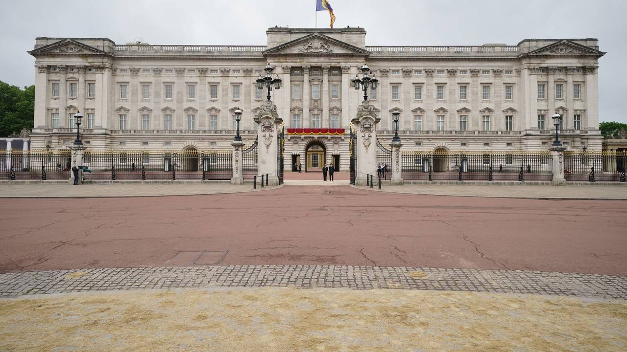 Die roten Balkonvorhänge werden am Buckingham Palace angebracht, bevor die Mitglieder der königlichen Familie nach der „Trooping the Colour“-Zeremonie auf der Horse Guards Parade erscheinen, wo König Charles III. seinen offiziellen Geburtstag feiert.