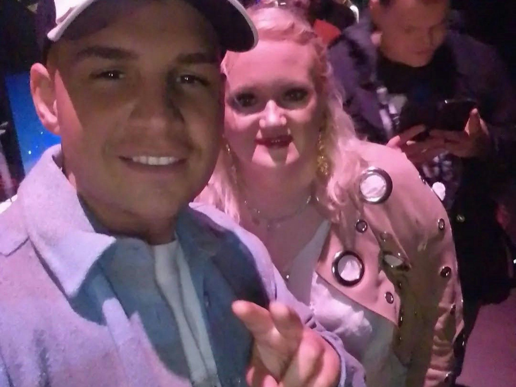 Claudia Haas im April 2023 zusammen mit Pietro Lombardi bei DSDS.