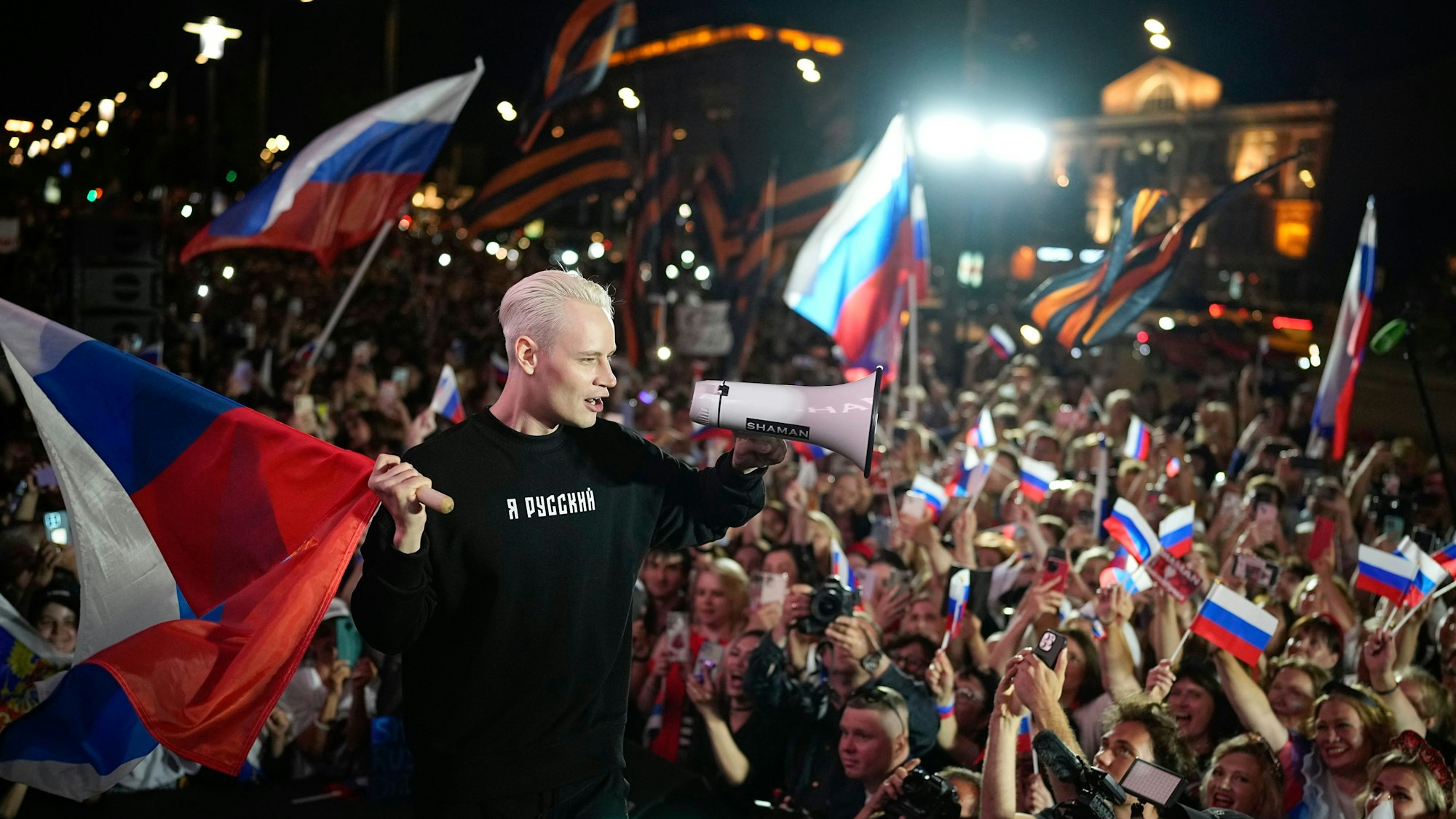 Der russische Popstar Shaman (Jaroslaw Dronow) während eines Konzerts vor der US-Botschaft in Moskau im Juli 2024.