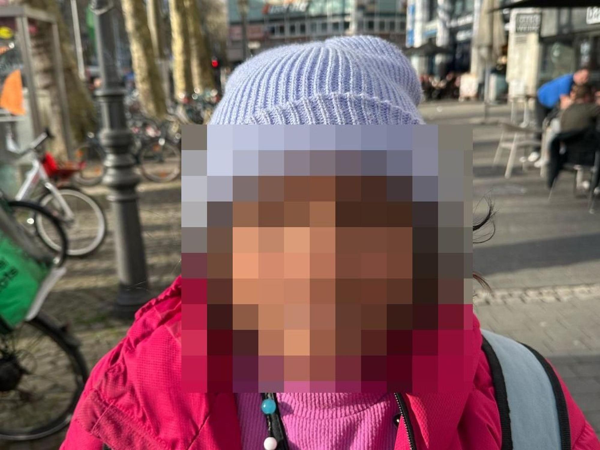 Wurde am helllichten Tag am Zülpicher Platz in Köln mit Konservendosen verprügelt – die Tagesmutter besuchte einen Tag nach der Attacke den Tatort.