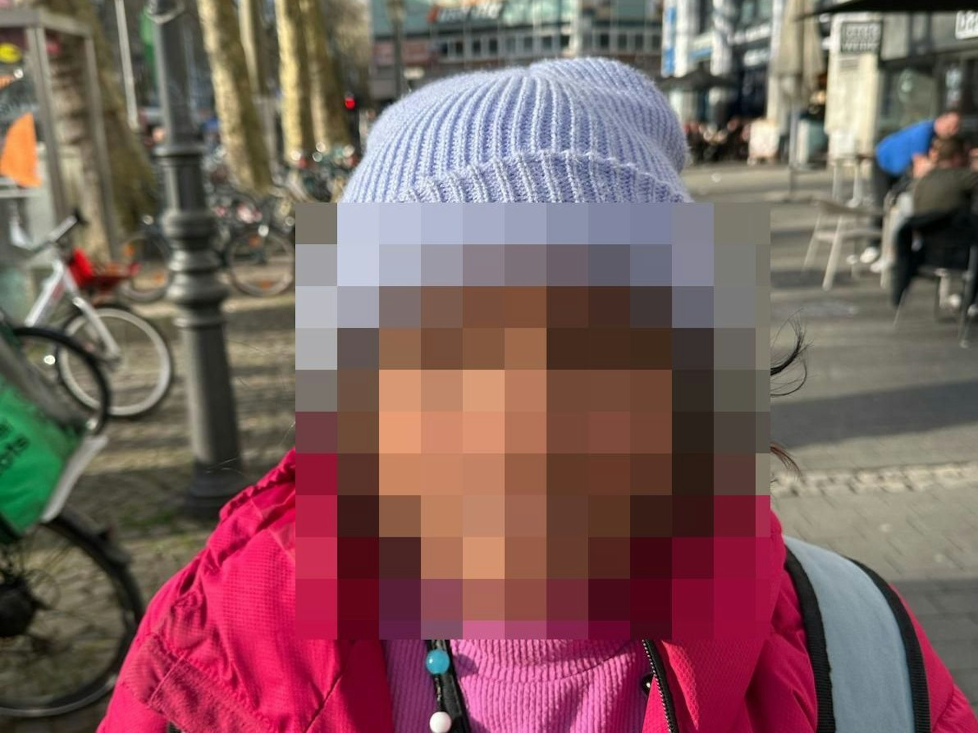 Wurde am helllichten Tag am Zülpicher Platz in Köln mit Konservendosen verprügelt – die Tagesmutter besuchte einen Tag nach der Attacke den Tatort.