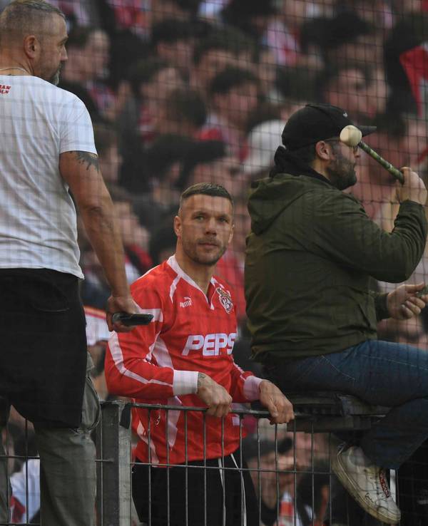 Lukas Podolski in der Südkurve bei den FC-Ultras.