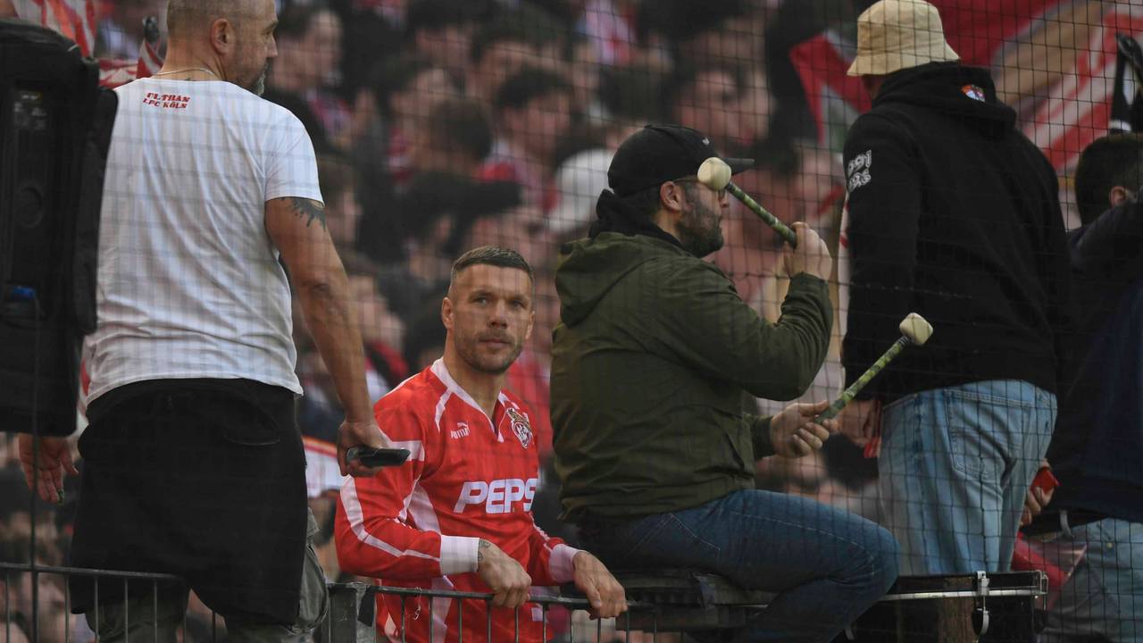 Lukas Podolski in der Südkurve bei den FC-Ultras.