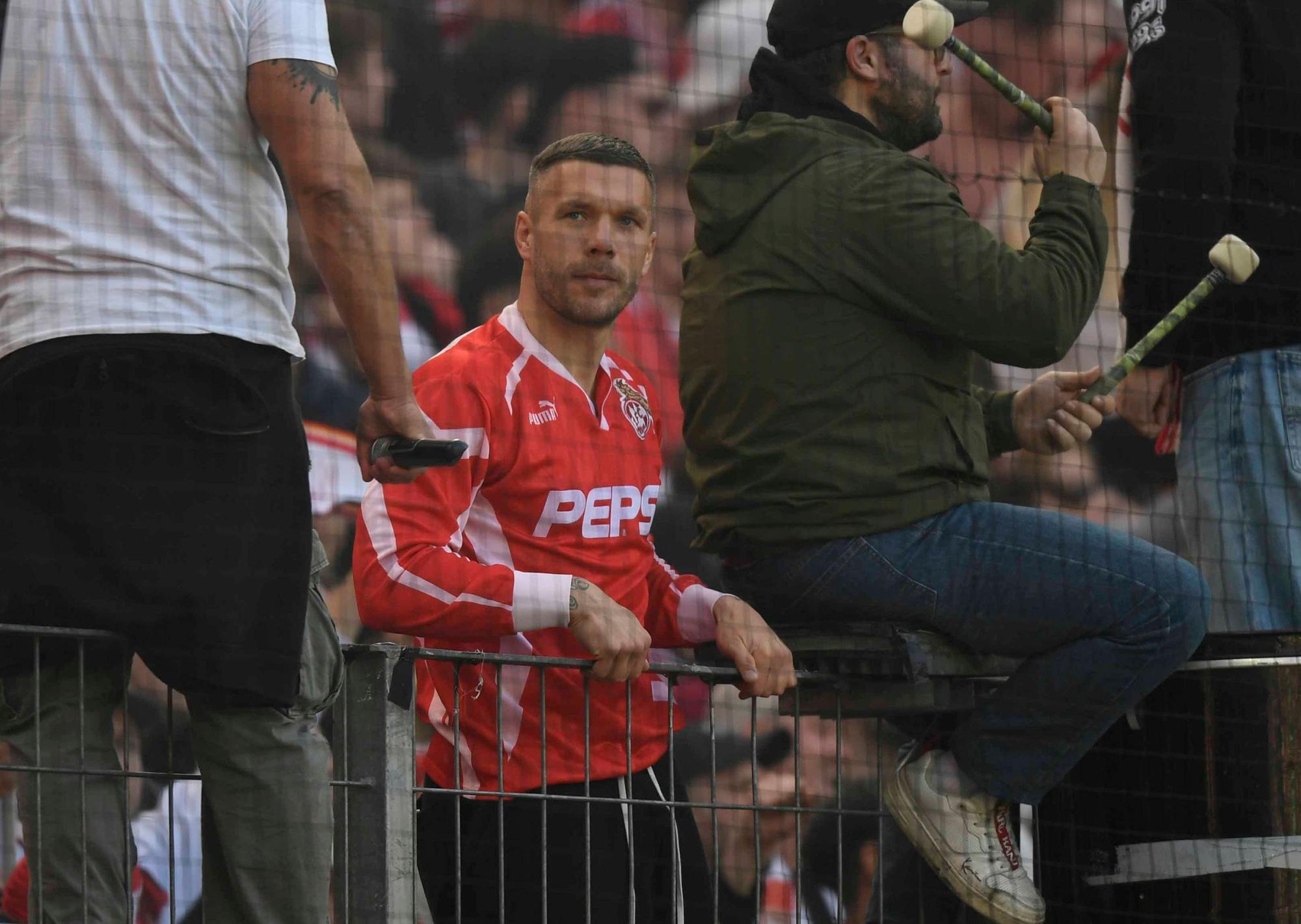 Lukas Podolski in der Südkurve bei den FC-Ultras.