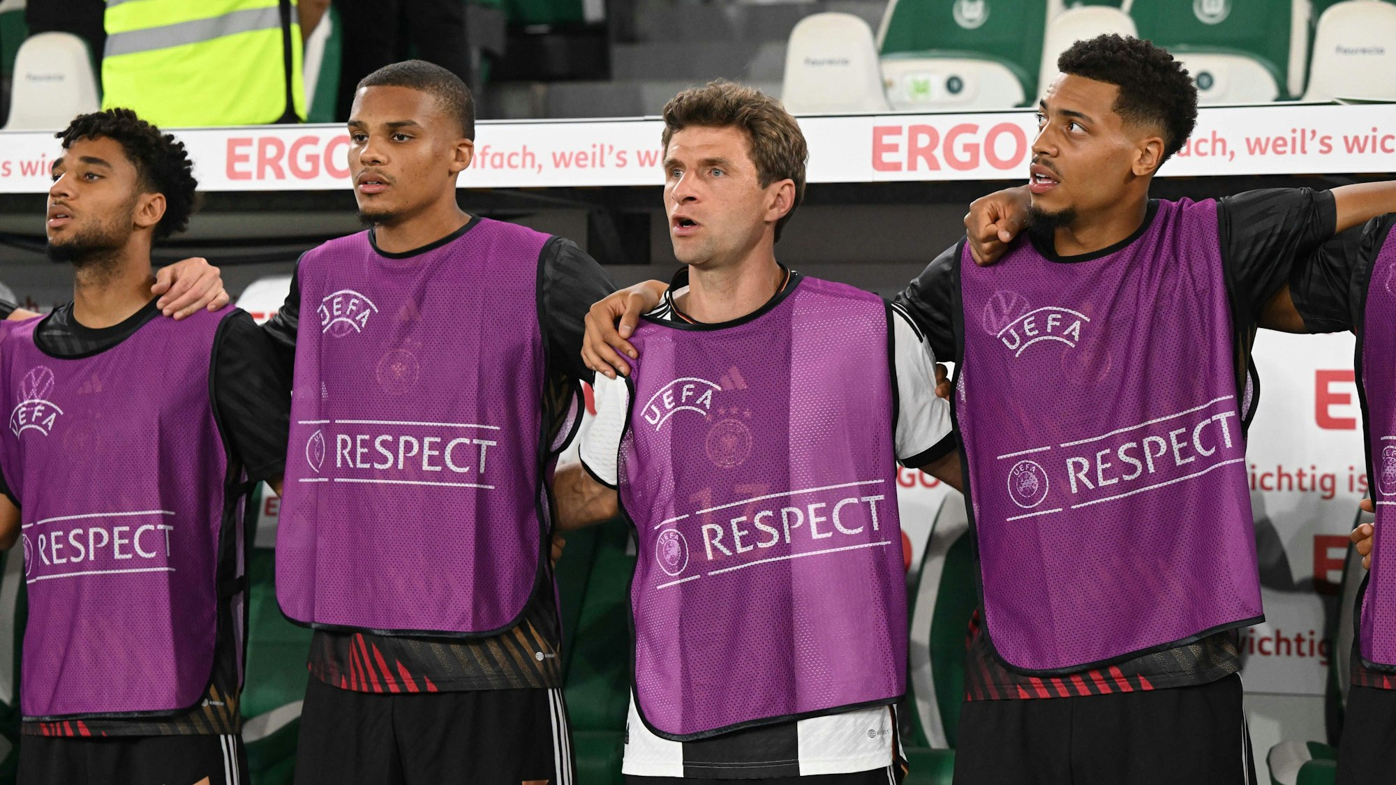 Kevin Schade, Malick Thiaw, Thomas Müller und Felix Nmecha vor dem Spiel bei der Nationalhymne.