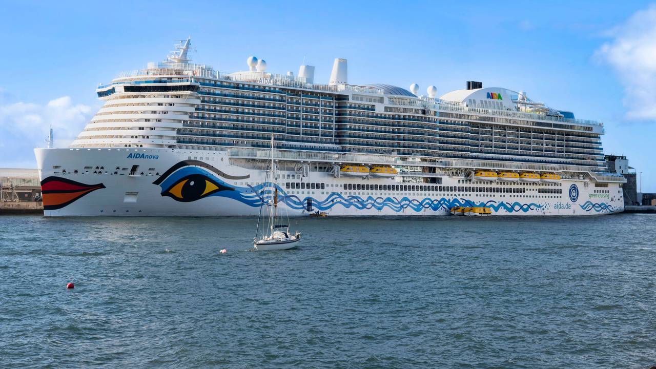 Kreuzfahrtschiff Aida nova im Hafen, Portugal, Madeira, Funchal Cruise ship Aida nova in the harbor, Portugal, Madeira, Funchal BLWS725220