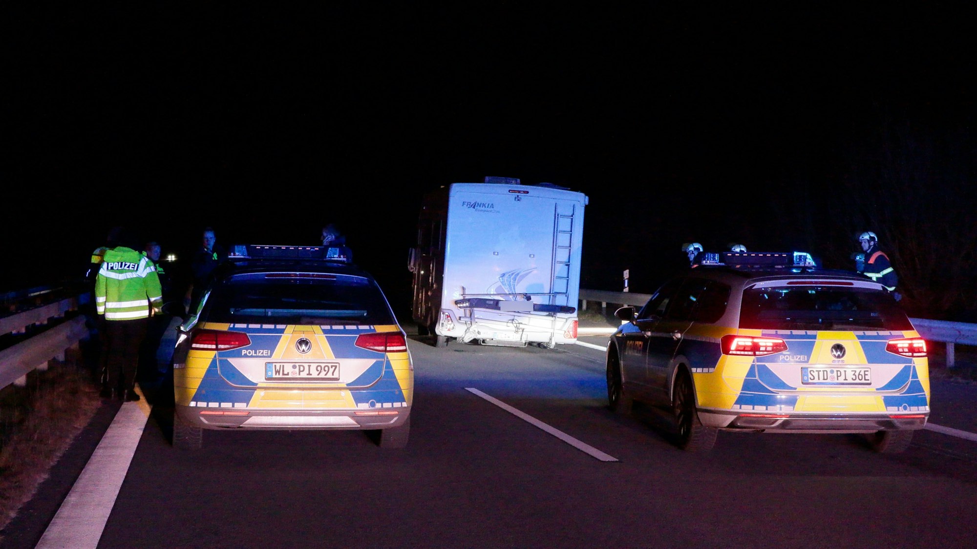 Polizeifahrzeuge stehen hinter einem Wohnmobil. Mit Schüssen in die Reifen hat die Polizei im Landkreis Stade die Irrfahrt eines Wohnmobils gestoppt.